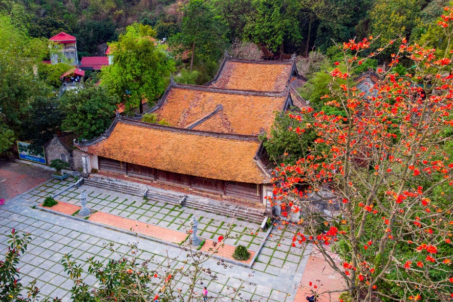 Ngôi chùa nghìn năm tuổi ở Hà Nội nên thơ với sắc đỏ hoa gạo
