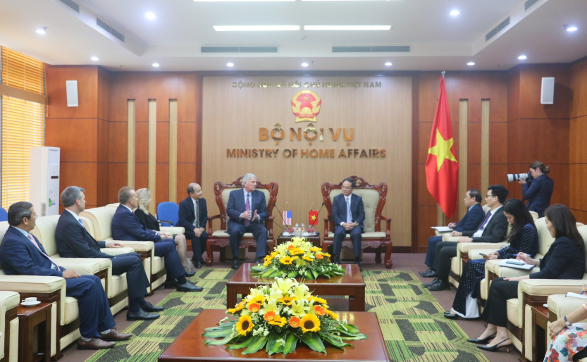 thu-truong-bo-noi-vu-vu-chien-thang-tiep-muc-su-franklin-graham