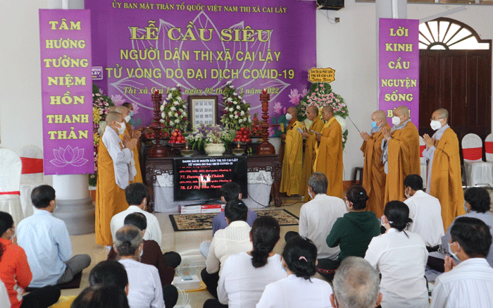 phat-giao-thi-xa-cai-lay-tinh-tien-giang-tuong-niem-nguoi-dan-tu-vong-do-covid-19