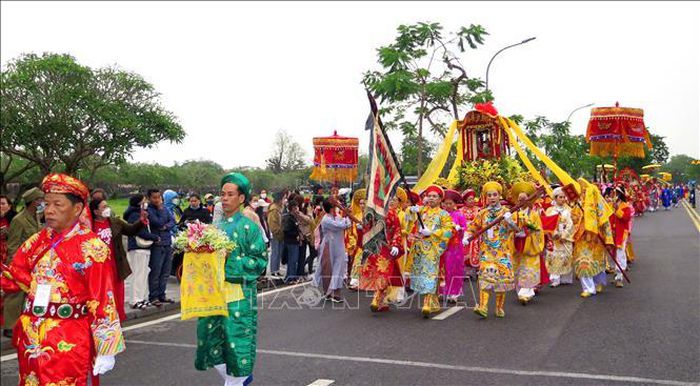 doc-dao-le-hoi-dien-hue-nam-tai-thua-thien-hue