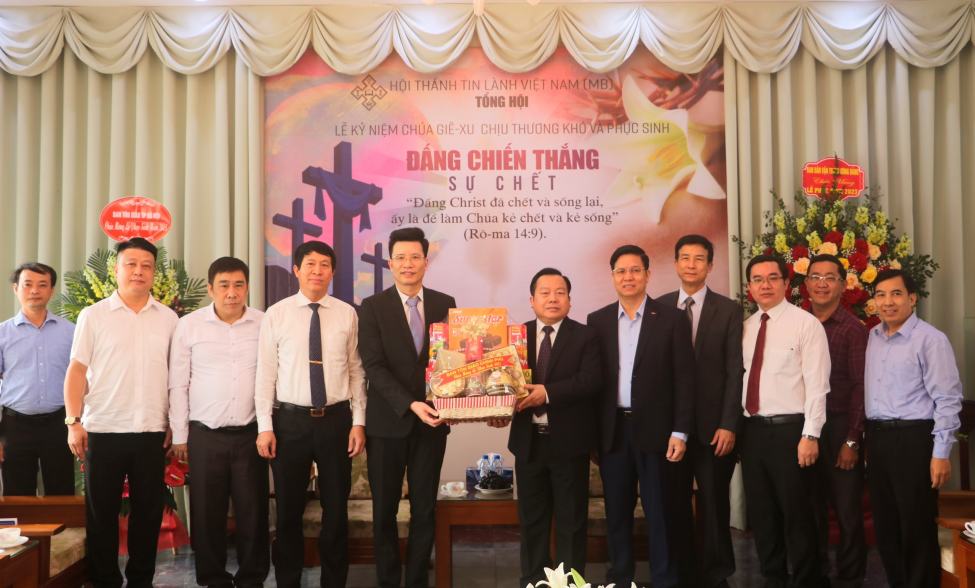 pho-truong-ban-nguyen-tien-trong-tham-va-chuc-mung-le-phuc-sinh-2023