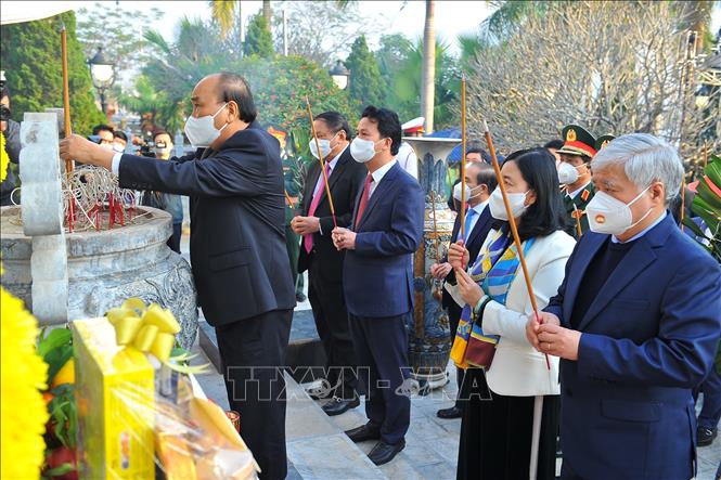 chu-tich-nuoc-nguyen-xuan-phuc-dang-huong-tuong-niem-tai-nghia-trang-liet-si-quoc-gia-vi-xuyen