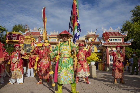 can-canh-le-hoi-dien-hon-chen-tren-song-huong