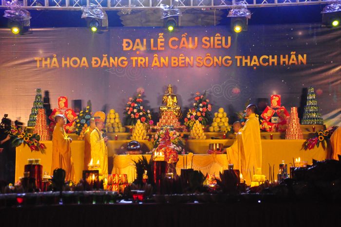 dai-le-cau-sieu-tha-hoa-dang-tri-an-ben-bo-song-thach-han