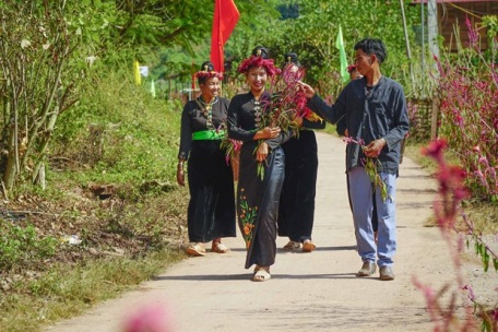 dong-bao-dan-toc-cong-vui-tet-hoa-mao-ga