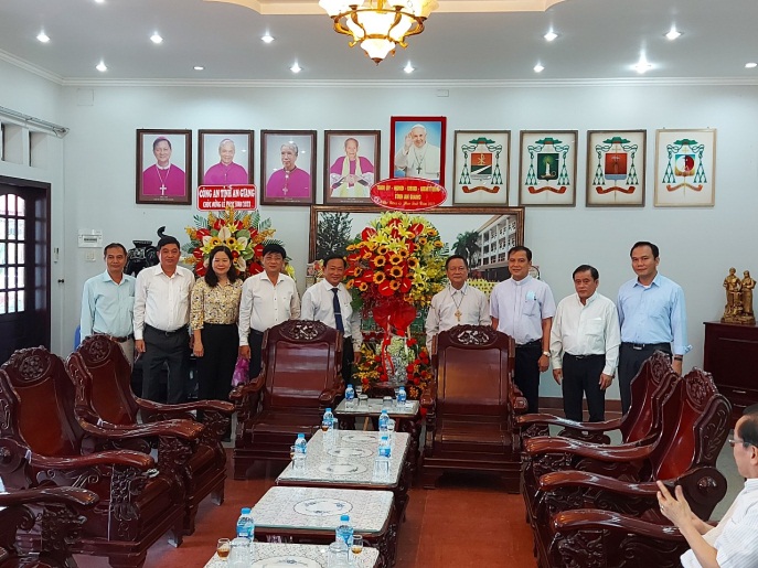 doan-cong-tac-tinh-an-giang-tham-chuc-mung-le-phuc-sinh-tai-toa-giam-muc-long-xuyen