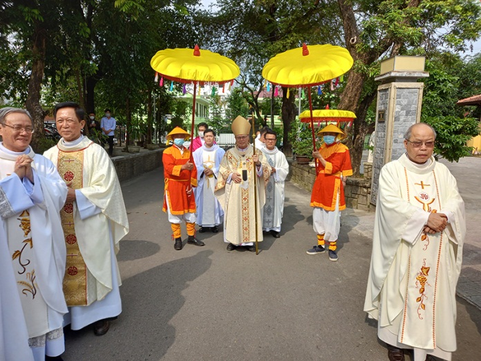 thanh-le-mung-chua-phuc-sinh-tai-nha-tho-chinh-toa-phu-cam-hue