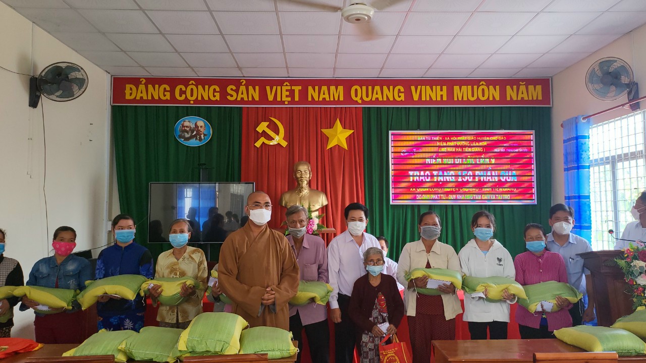 niem-phat-duong-lien-hoa-cho-gao-tien-giang-tang-qua-tet-nguoi-ngheo-va-ban-giao-cau-dan-sinh