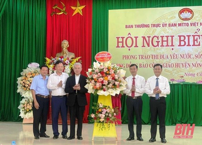 thanh-hoa-huyen-nong-cong-khen-thuong-20-ca-nhan-co-thanh-tich-xuat-sac-trong-phong-trao-thi-dua-yeu-nuoc-song-tot-doi-dep-dao