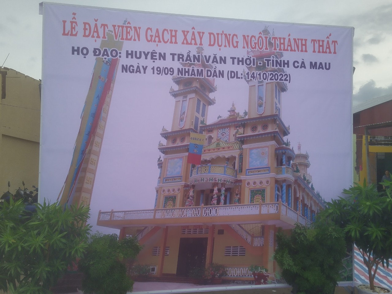 le-dat-vien-gach-xay-dung-thanh-that-cao-dai-huyen-tran-van-thoi