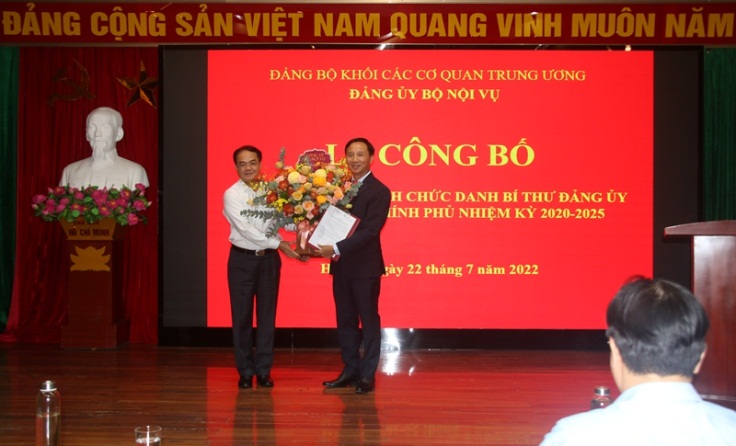 trao-quyet-dinh-chi-dinh-chuc-danh-bi-thu-dang-uy-ban-ton-giao-chinh-phu-nhiem-ky-2020-2025