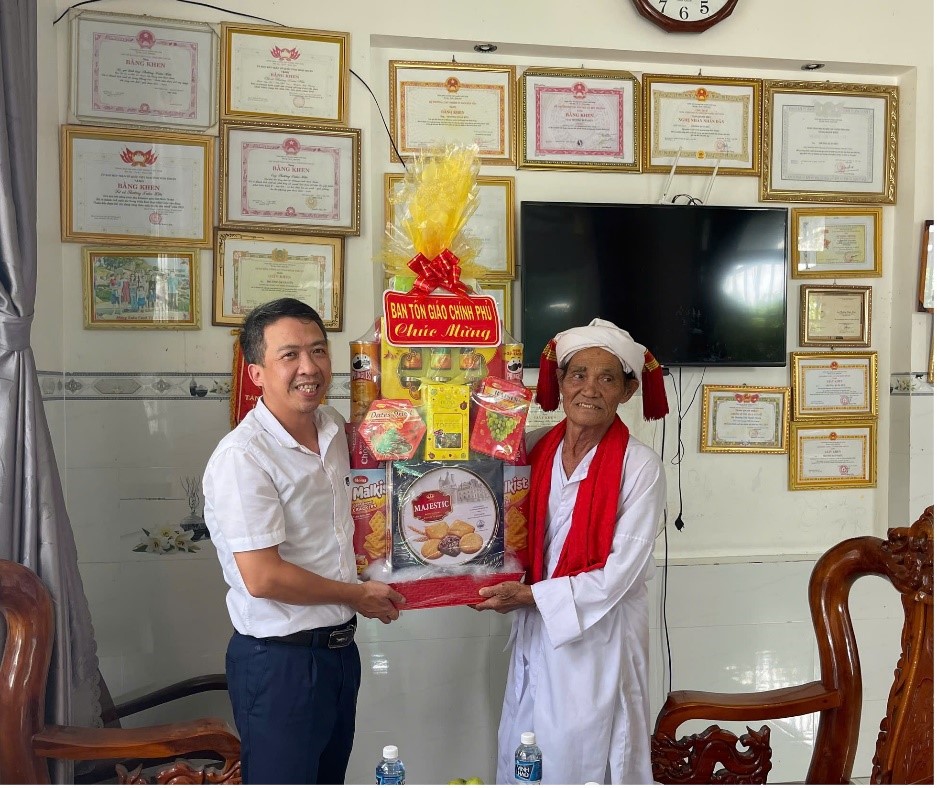 dai-dien-ban-ton-giao-chinh-phu-tham-chuc-mung-hoi-dong-chuc-sac-cham-balamon-tinh-khanh-hoa