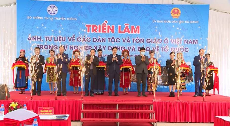 khai-mac-trien-lam-anh-tu-lieu-tuyen-truyen-ve-dan-toc-ton-giao-tai-tinh-ha-giang