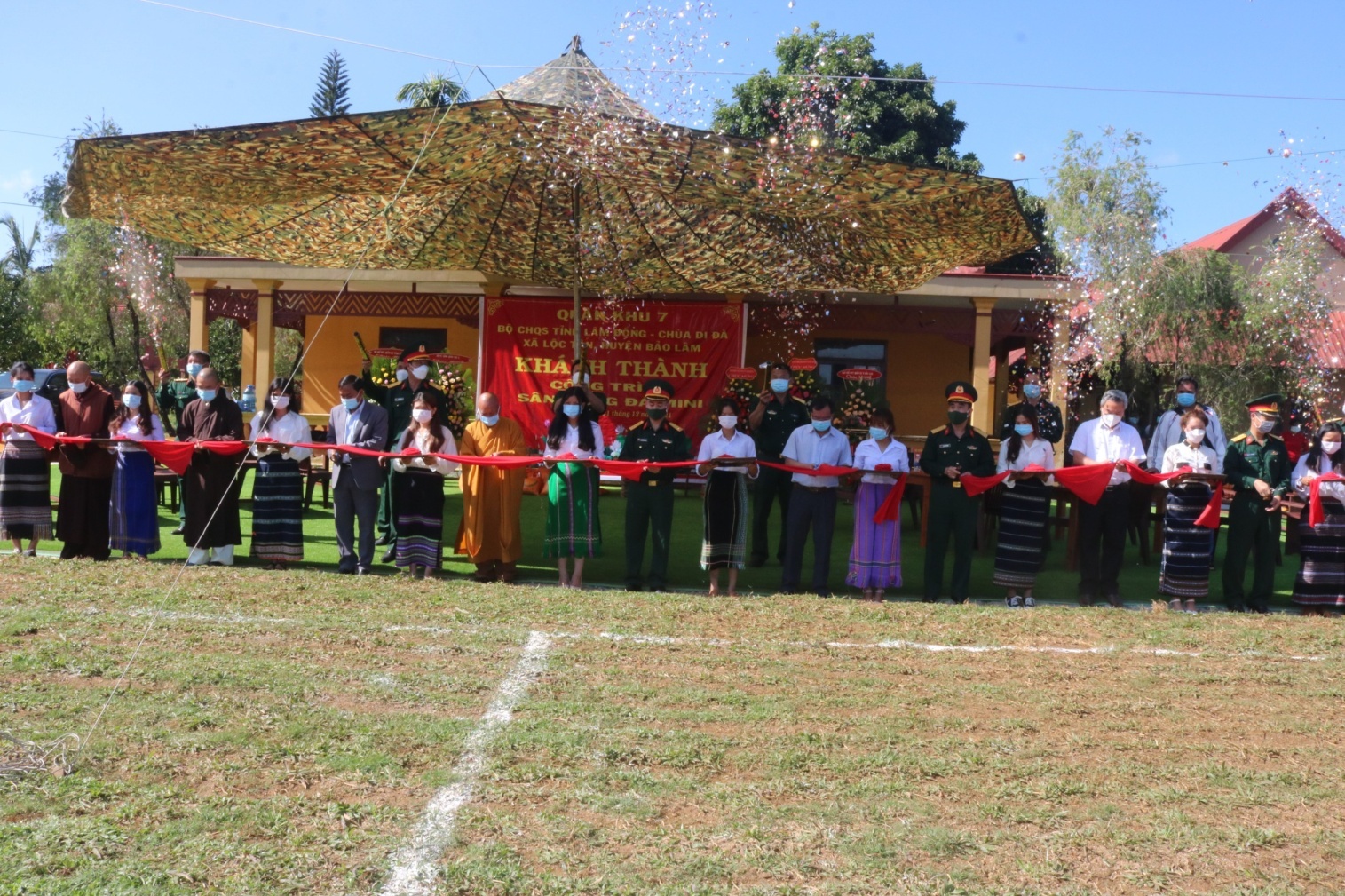 khanh-thanh-san-bong-da-mini-tai-chua-di-da-tinh-lam-dong