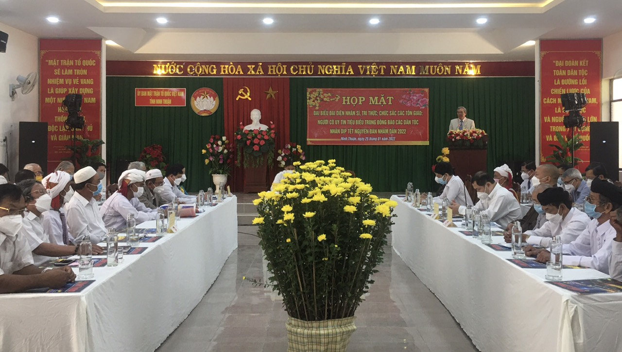 hop-mat-dai-bieu-nhan-sy-tri-thuc-chuc-sac-cac-ton-giao-nguoi-tieu-bieu-trong-dong-bao-cac-dan-toc-tinh-ninh-thuan