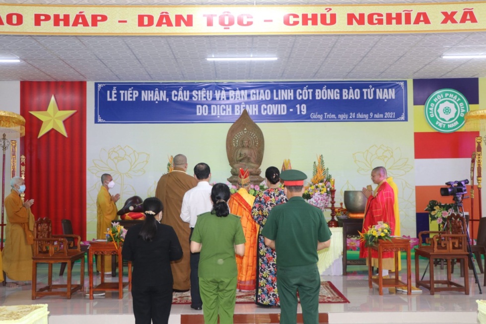 le-tiep-nhan-linh-cot-va-ky-sieu-cho-dong-bao-tu-nan-vi-covid-19-tai-chua-phuoc-long-tinh-ben-tre