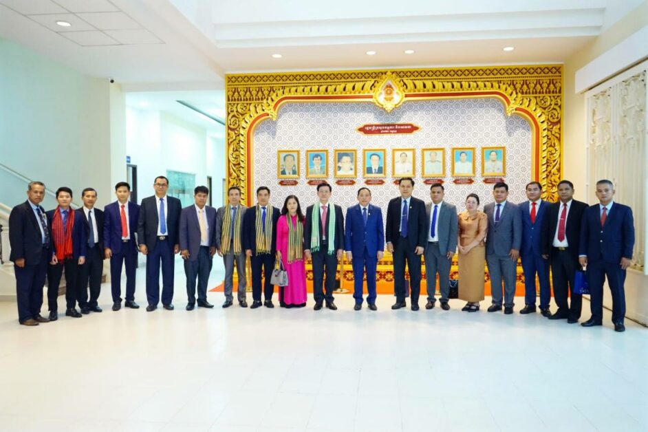 doan-cong-tac-ban-ton-giao-chinh-phu-tham-va-lam-viec-tai-vuong-quoc-cam-pu-chia