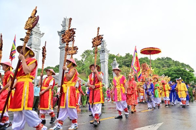 quang-ninh-ron-rang-le-hoi-den-cua-ong